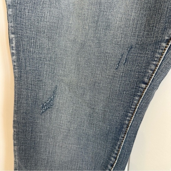 PLUS HIGH RISE skinny jeans in light wash, with distressed details, peti… - Picture 3 of 9